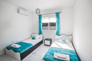 3 bedrooms, iron/ironing board, internet, bed sheets