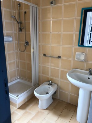 Shower, hair dryer, bidet, towels - Marechiaro apartment Agrigento (Zingarello)