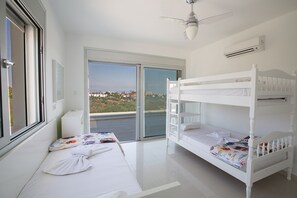 5 bedrooms, iron/ironing board, internet, bed sheets