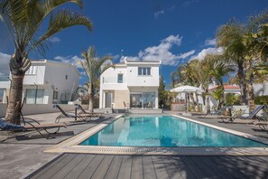 Pool - Beautiful 5 Star Holiday Villa in a Prime Location in Sotira (Sotira)