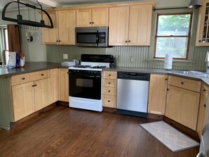Fridge, microwave, oven, stovetop - Summer And Track Season Rental (Saratoga Springs)