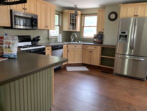 Fridge, microwave, oven, stovetop - Summer And Track Season Rental (Saratoga Springs)