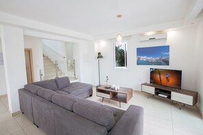 TV - Beautiful 5 Star Holiday Villa in a Prime Location in Protaras (Paralimni)