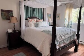 4 bedrooms, iron/ironing board, WiFi, bed sheets