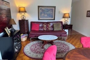 テレビ、暖炉、書庫