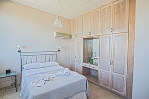 5 slaapkamers, een strijkplank/strijkijzer, reisbedje, internet