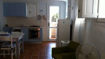 KylskÄp, ugn, spishÀll och kaffe- och tebryggare