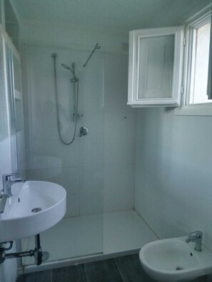 Dusche, Haartrockner, Handtücher, Toilettenpapier