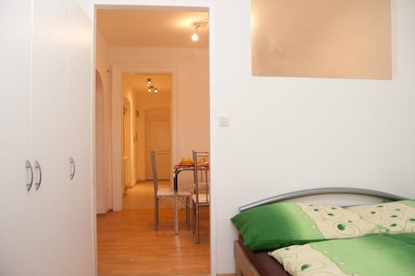 2 bedrooms, iron/ironing board, WiFi, bed sheets. Raisa Bright friendly 3-room apartment with garden entrance