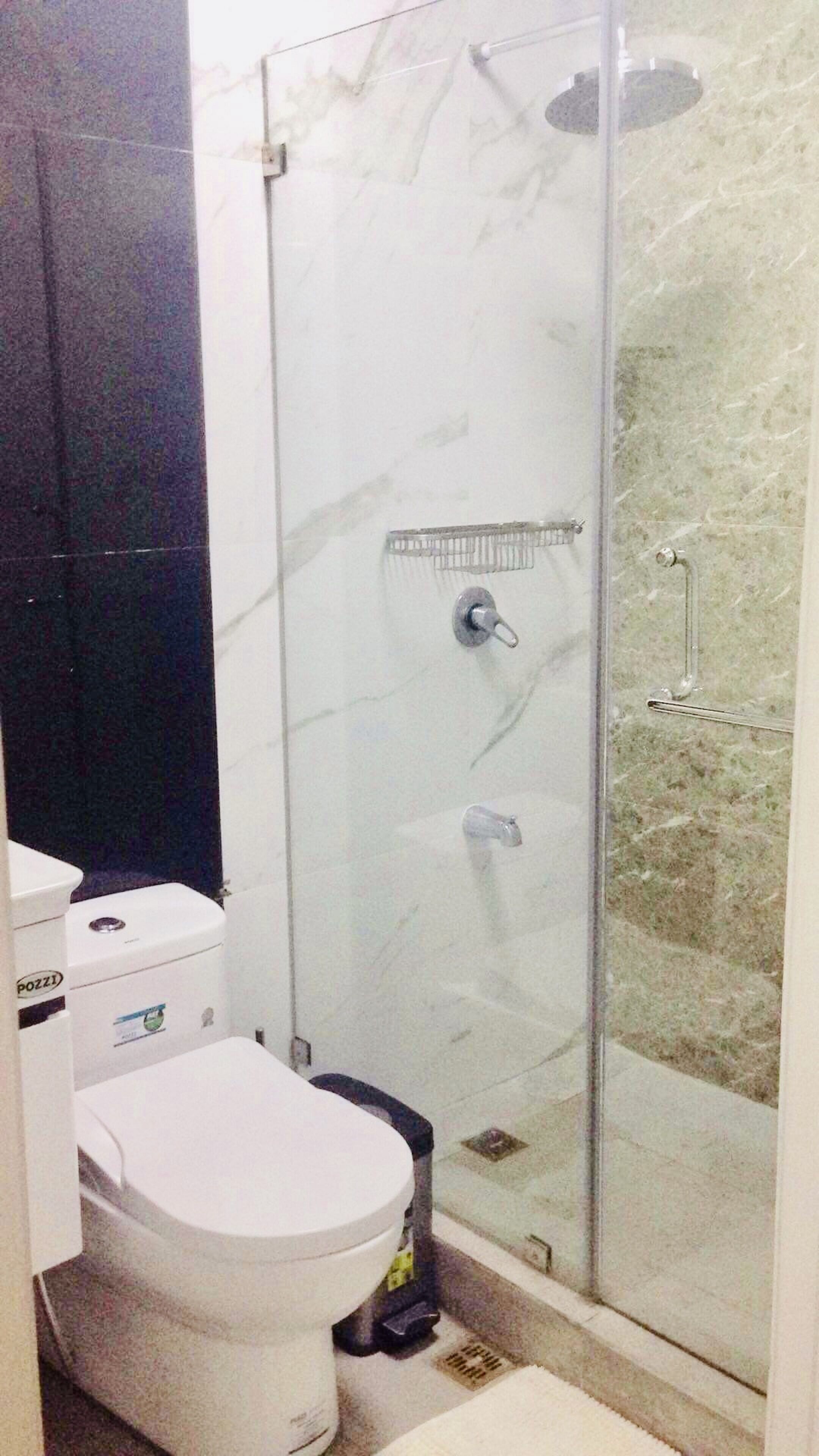 Towels, shampoo, toilet paper