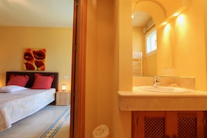 Bathtub, towels