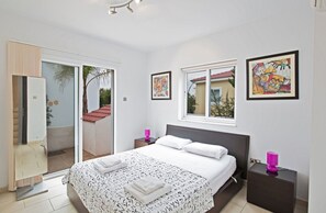 3 habitaciones, tabla de planchar con plancha, internet y ropa de cama 