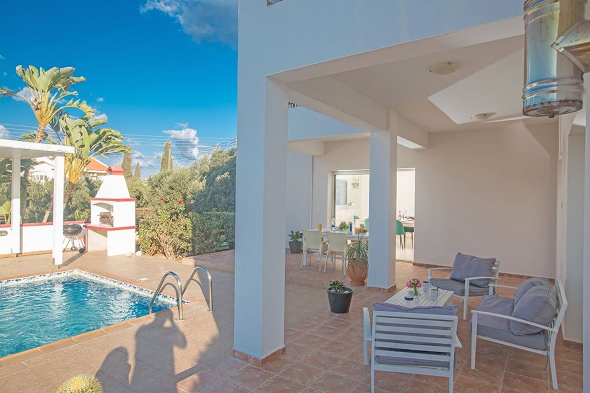 Zona junto a la piscina con piscina, mobiliario exterior y vistas al paisaje circundante.