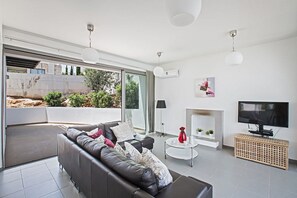 Télévision, cheminée, lecteur de DVD