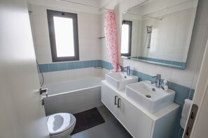 Baignoire et douche séparées, sèche-cheveux, serviettes fournies