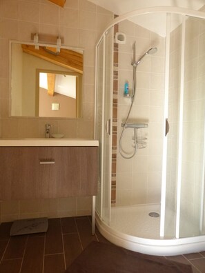 Dusche, Haartrockner, Handtücher, Seife