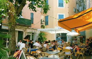 Outdoor dining - Beautiful guest house 60 M², 3*, in a quiet place with trees, closed property (Grasse)