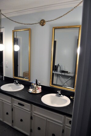 Combined shower/bathtub, towels, toilet paper