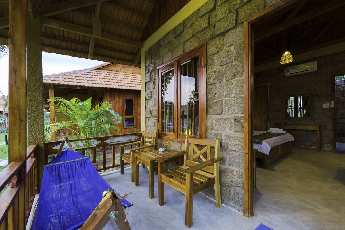 Bungalow Deluxe, quang cảnh hồ bơi | Hiên