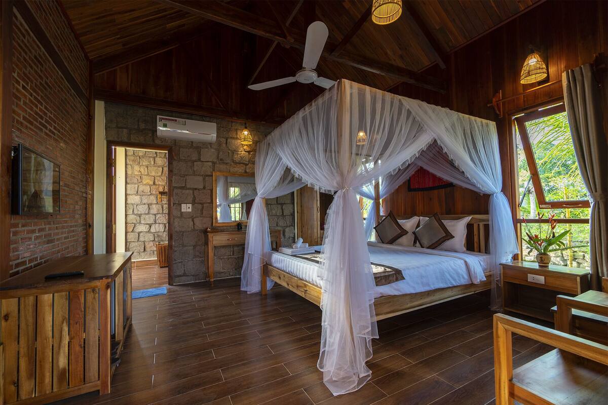 Premier Deluxe Bungalow | Bộ đồ giường cao cấp, minibar, bàn 
