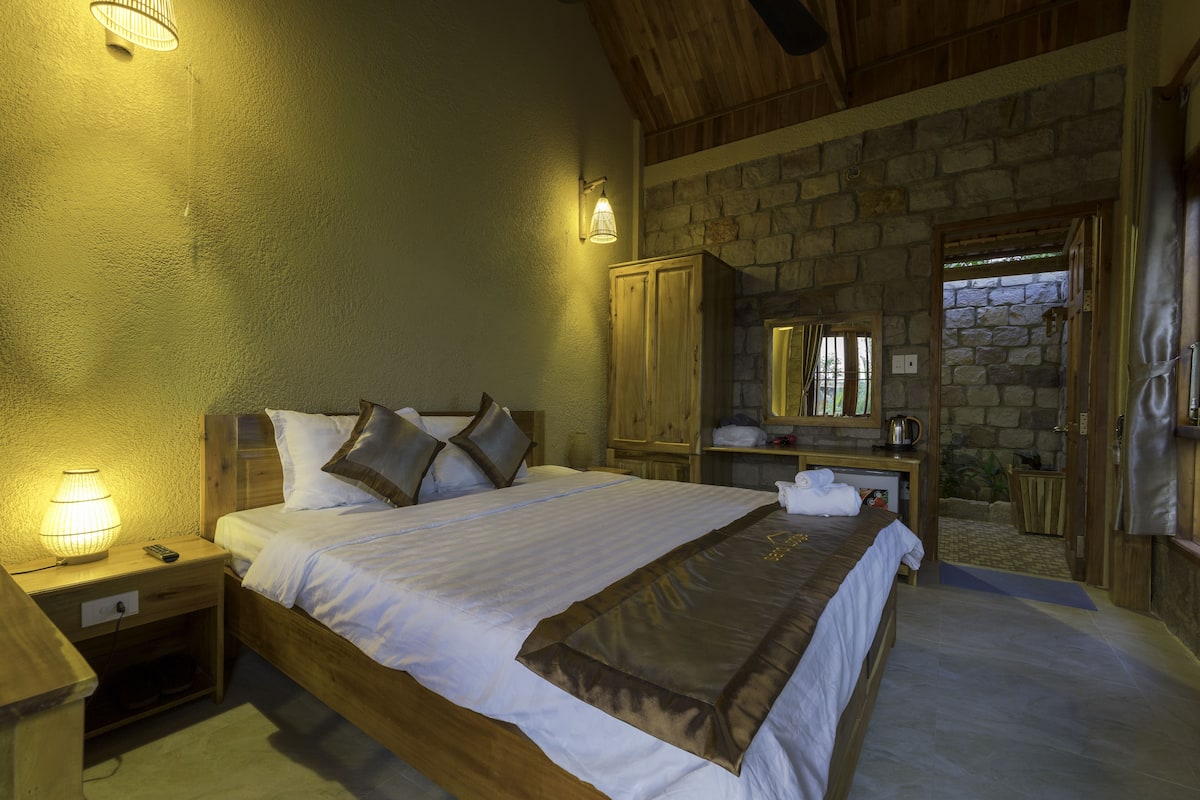 Doppia Standard, 1 letto king, non fumatori, vista giardino | Biancheria da letto di alta qualità, minibar, una scrivania