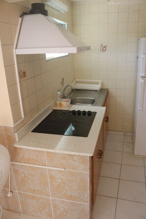 Kühlschrank, Mikrowelle, Herdplatte, Wasserkocher mit Kaffee-/Teezubehör