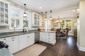 Een koelkast, een koffiezetapparaat/waterkoker