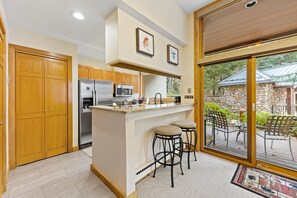 Fridge, oven, stovetop, coffee/tea maker