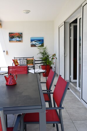 Outdoor dining - ARAUCARIA charming accommodation with swimming pool 2 to 4 people (Terre Sainte)