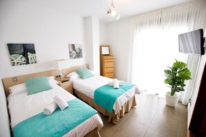 3 dormitorios, tabla de planchar con plancha, cuna de viaje