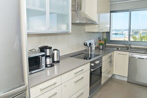 Frigorífico, microondas, horno y placa de cocina