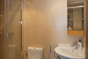 Ensemble douche/baignoire, sĂšche-cheveux, serviettes fournies