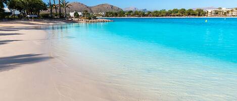 Nær stranden og strandhåndklær