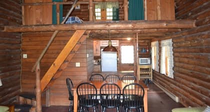 Herbstlaub-Berggipfel-Chalet mit NAGELNEUEM privatem Innenpool