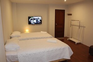 Habitació amb dos llits individuals estàndard, 2 llits individuals, no fumadors, vistes a la ciutat | 1 dormitori, escriptori i wifi gratuïta 