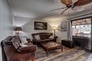 Smart-tv, pejs, dvd-afspiller, bøger