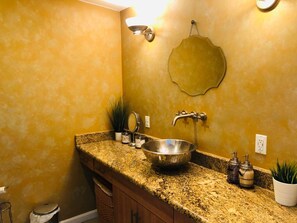 Combined shower/tub, hair dryer, towels, shampoo