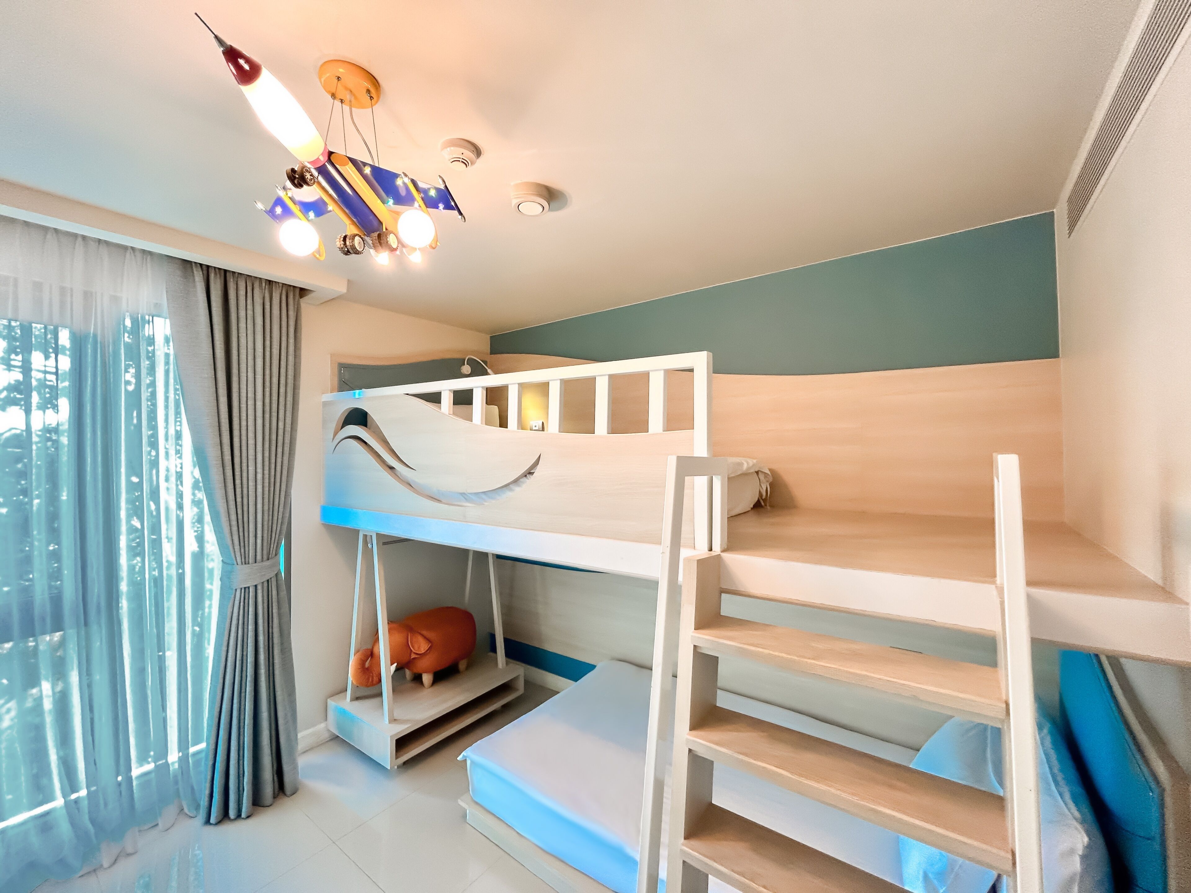 Family Residence | Minibar, in-room safe, desk, blackout curtains
