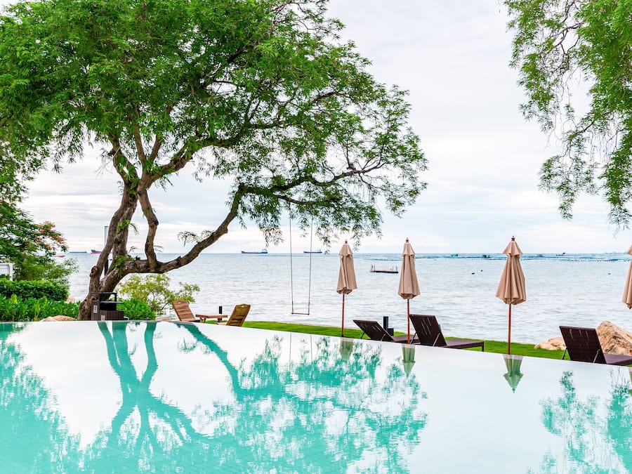 Hồ bơi ngoài trời, ghế dài tắm nắng