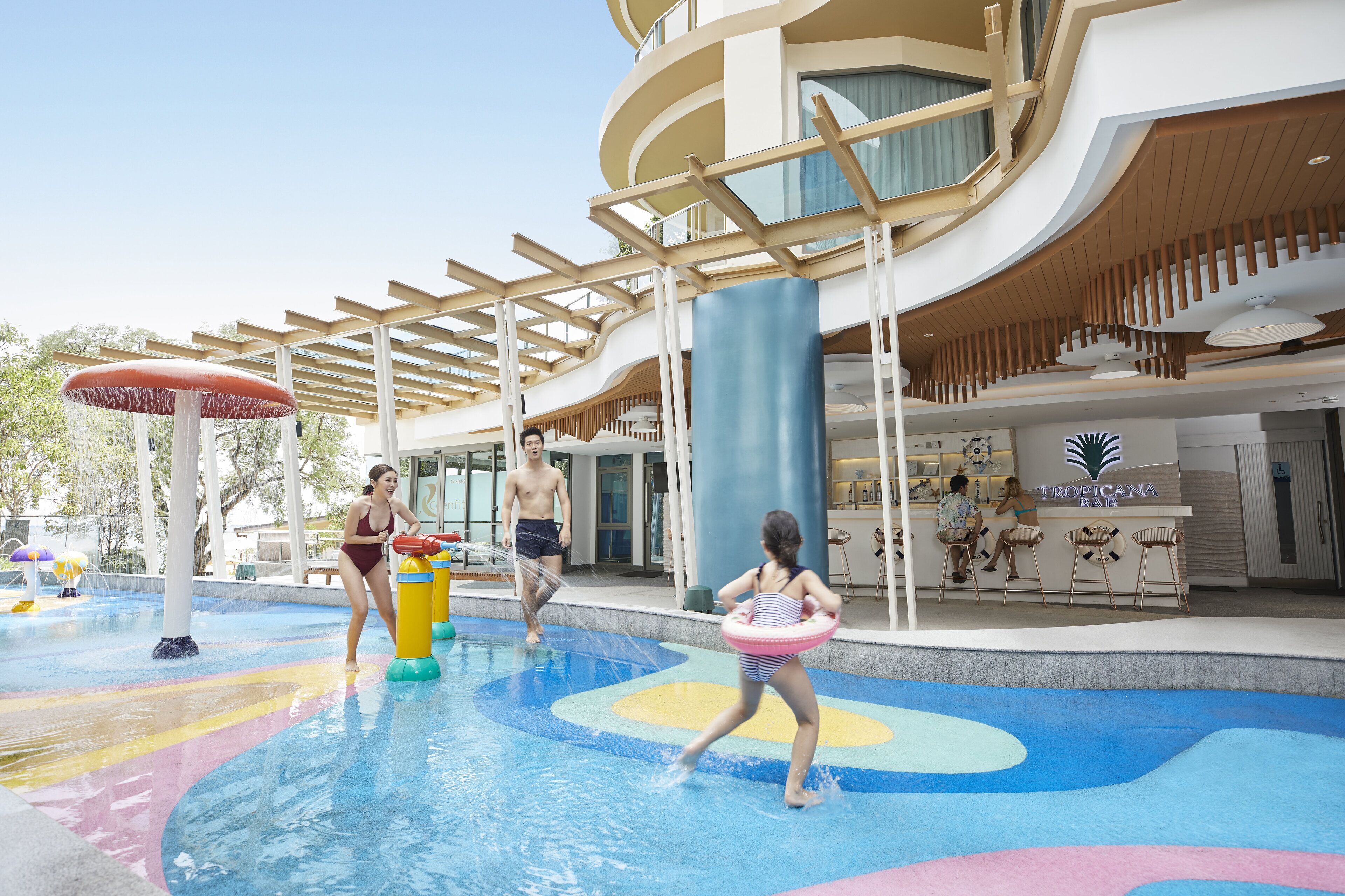 Zona d'un parc aquàtic amb piscina, bar i zona coberta per seure.