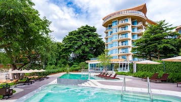 Alberca al aire libre y camastros