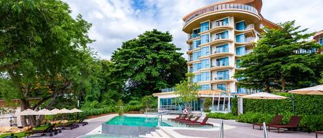 Outdoor pool, pool loungers
