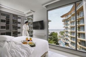 Room, 2 Bedrooms (Residence) | Bar mini, peti besi dalam bilik, langsir/tirai gelap terus 