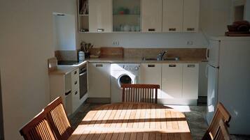 Frigorífico, microondas, horno y placa de cocina