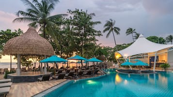 2 restaurants, breakfast, lunch, dinner served; international cuisine