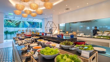 2 restaurants servant le petit déjeuner, le déjeuner et le dîner
