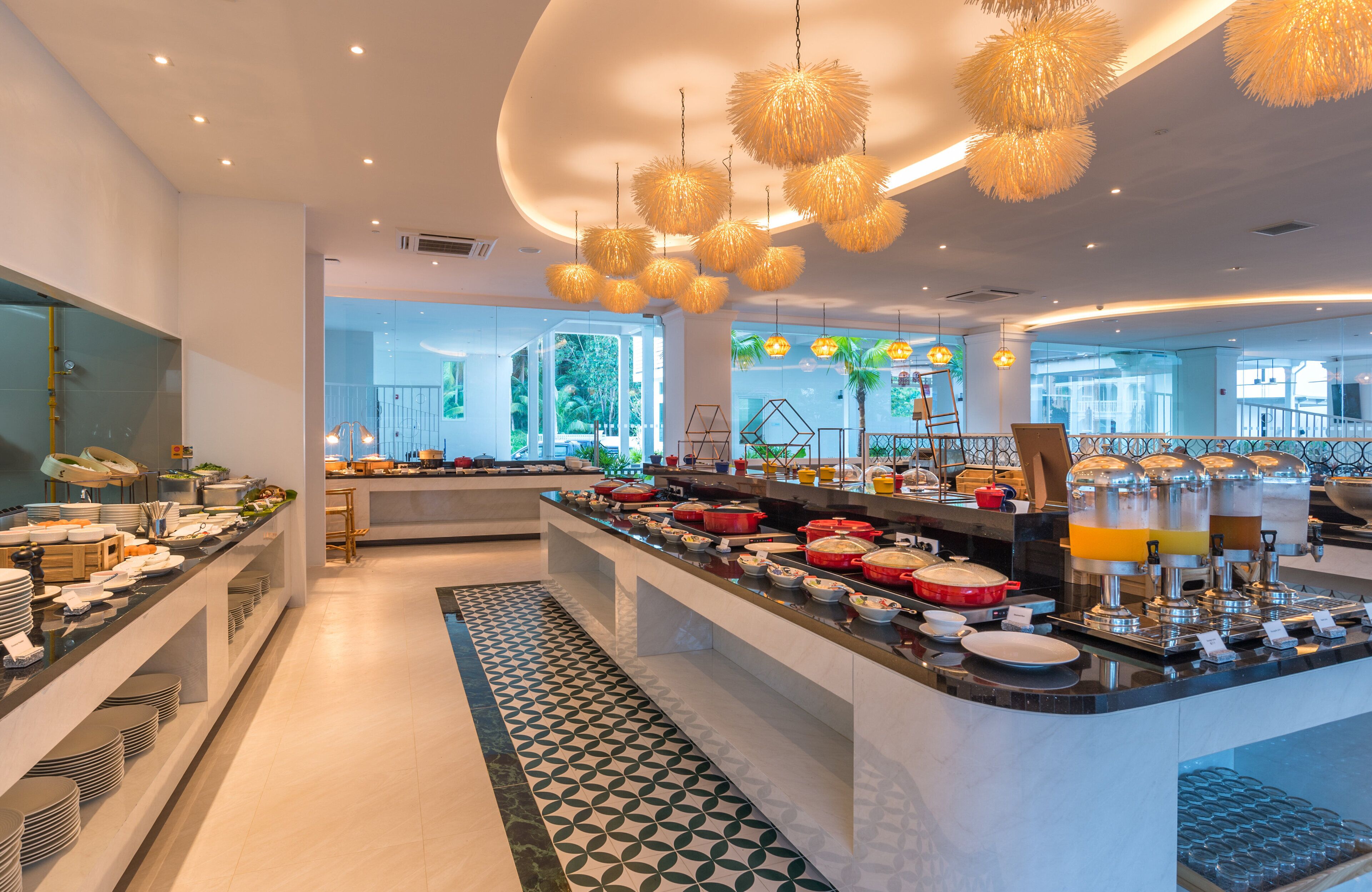 2 restaurants, breakfast, lunch, dinner served; international cuisine