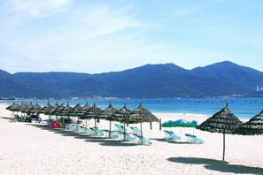 Ubicación a pie de playa y arena blanca