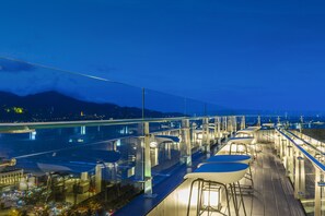 2 か所のバー / ラウンジ