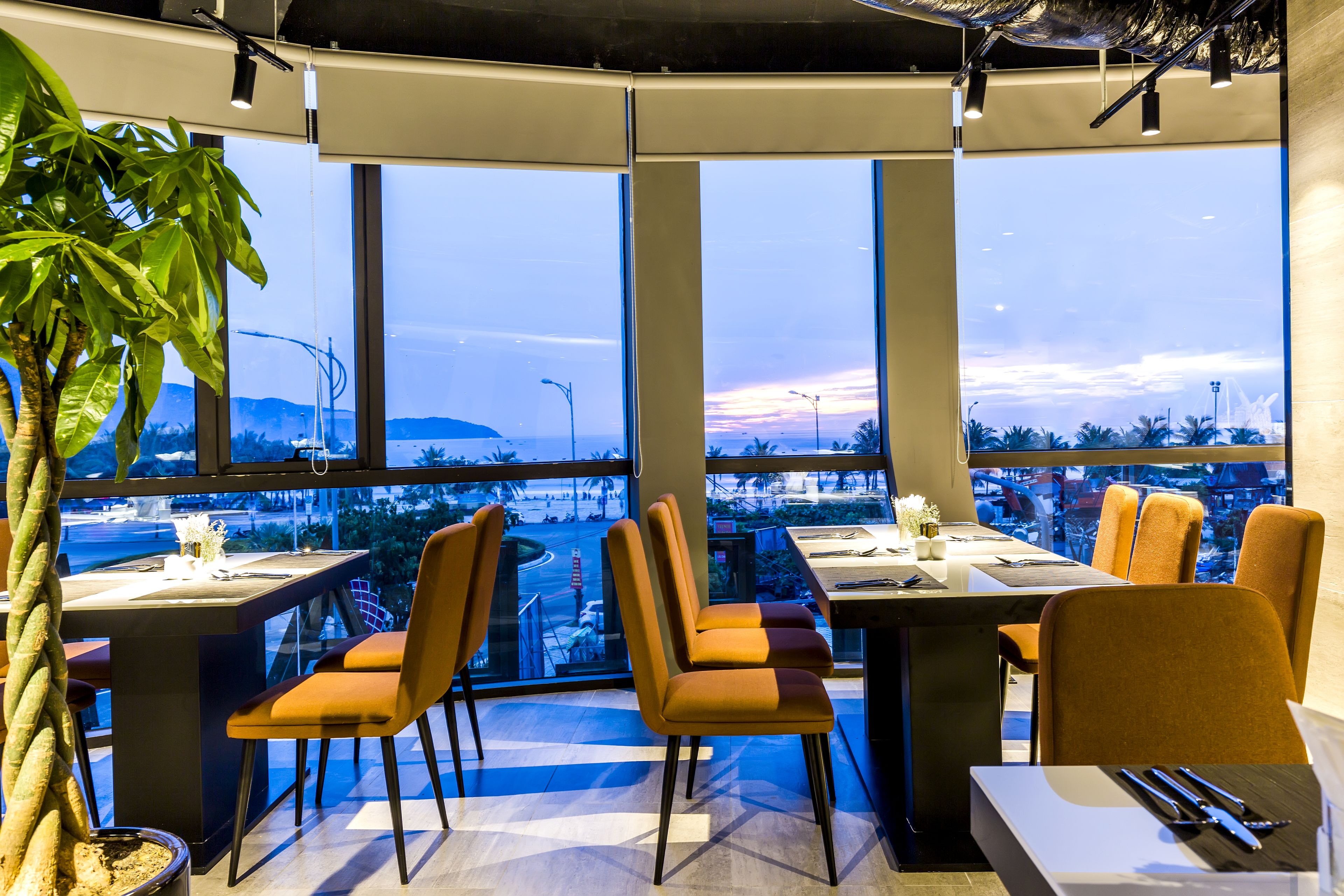 breakfast, lunch and dinner served